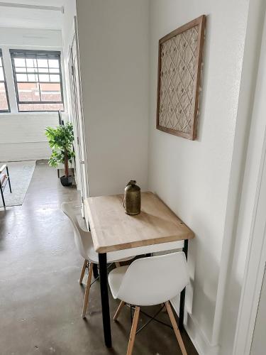 Gambar di galeri bagi Sleepover Charming 1BD 1BA Wichita Lofts di Wichita