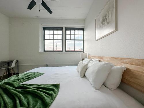 Katil atau katil-katil dalam bilik di Sleepover Charming 1BD 1BA Wichita Lofts
