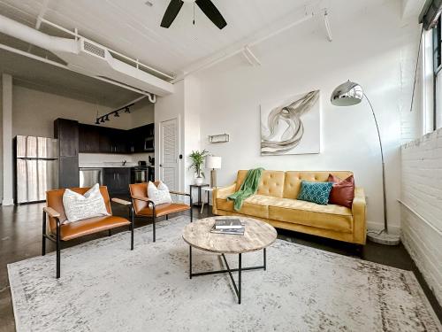Ruang duduk di Sleepover Charming 1BD 1BA Wichita Lofts