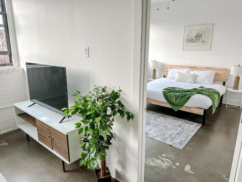 Katil atau katil-katil dalam bilik di Sleepover Charming 1BD 1BA Wichita Lofts