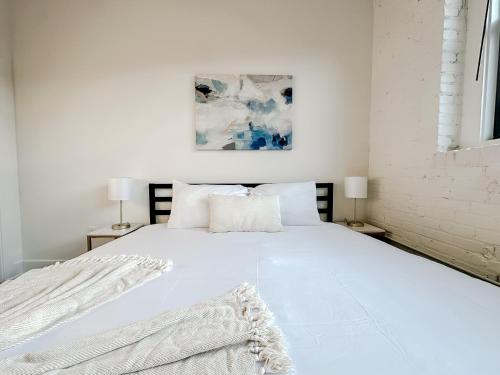 Katil atau katil-katil dalam bilik di Sleepover Charming 1BD 1BA Wichita Lofts