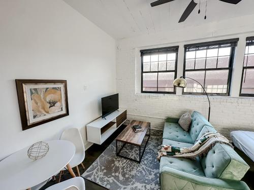 Televisyen dan/atau pusat hiburan di Sleepover Charming 1BD 1BA Wichita Lofts