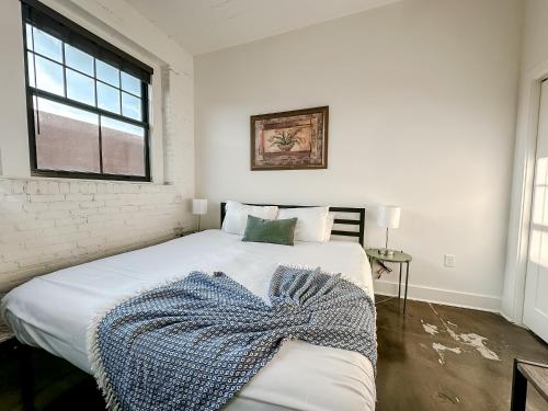 Katil atau katil-katil dalam bilik di Sleepover Charming 1BD 1BA Wichita Lofts