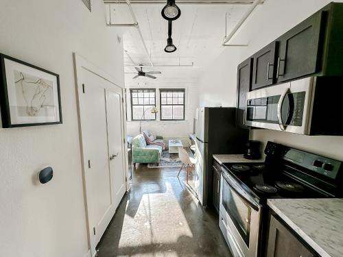 Dapur atau dapur kecil di Sleepover Charming 1BD 1BA Wichita Lofts