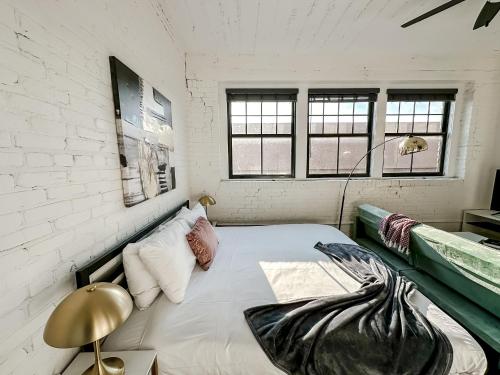 Katil atau katil-katil dalam bilik di Sleepover Charming 1BD 1BA Wichita Lofts