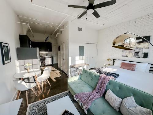 Dapur atau dapur kecil di Sleepover Charming 1BD 1BA Wichita Lofts