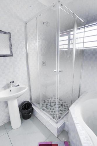 Kylpyhuone majoituspaikassa Classique B&B Gaborone