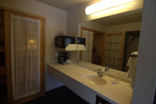 Bilik mandi di Shell Lake Lodge, a Travelodge by Wyndham