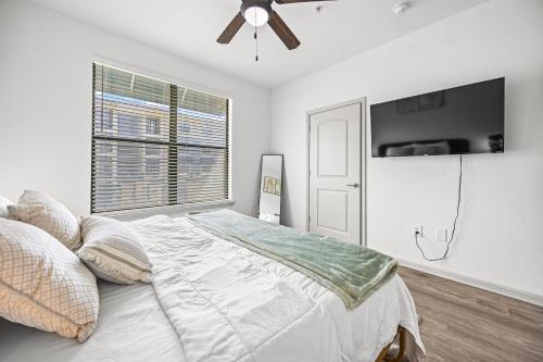 a bedroom with a bed and a flat screen tv at Cozy Apt in Frisco-near Dallas with a pool in Frisco