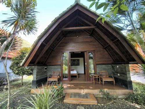 Taman di luar Tahoma Villas Labuan Bajo by ABM
