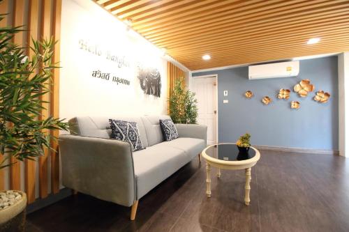 a living room with a couch and a table at Super OYO 483 Pannee Hotel Khaosan in Bangkok
