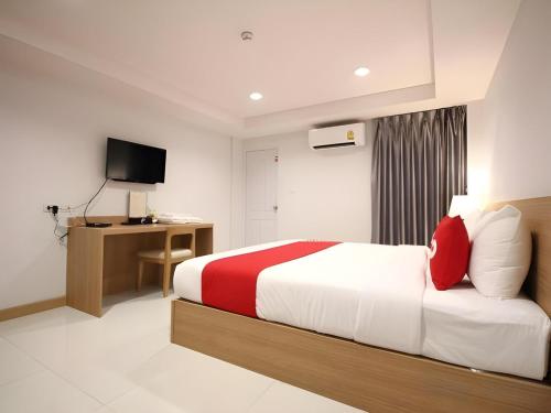 Televisyen dan/atau pusat hiburan di Super OYO 483 Pannee Hotel Khaosan