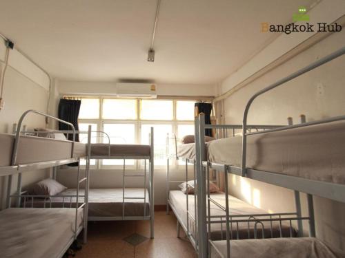 Ένα ή περισσότερα κρεβάτια σε δωμάτιο στο Bangkok Hub Hostel