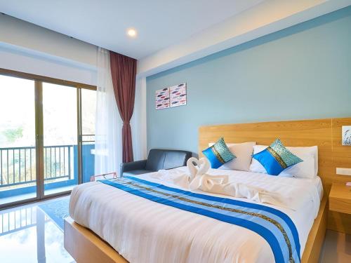 a bedroom with a large bed and a balcony at Collection O Room Lanna Hotel in Chiang Mai