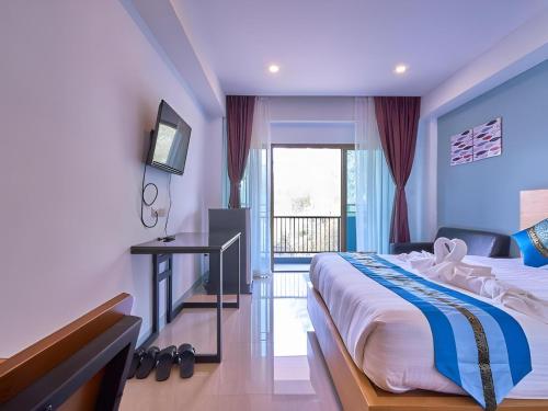 a bedroom with a large bed and a balcony at Collection O Room Lanna Hotel in Chiang Mai