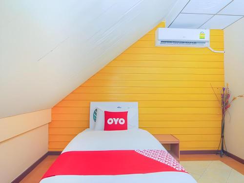 Una cama o camas en una habitación de OYO 534 Phasuk Hotel