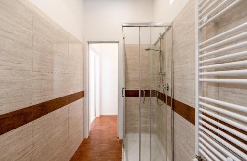 una doccia con una porta in vetro in un bagno di Smile Suite in Milan a Milano