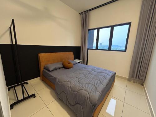 Postel nebo postele na pokoji v ubytování Cozy black 3 bedroom , wifi , TVBox