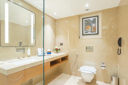 Un baño de Golden Tulip Jaipur