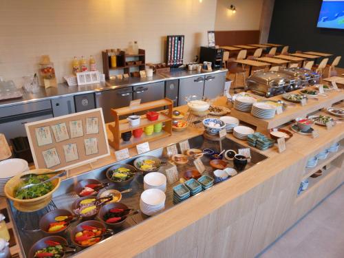uma fila de bufê em um restaurante com muita comida em APA Hotel Honhachinohe em Hachinohe