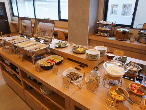 um buffet com muita comida na mesa em APA Hotel Honhachinohe em Hachinohe