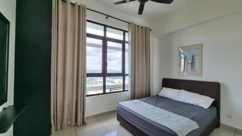 Katil atau katil-katil dalam bilik di Alyssa Conezion Suite Golf View 3R near IOI City