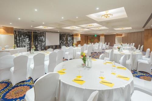 Un restaurante u otro lugar para comer en Golden Tulip Jaipur