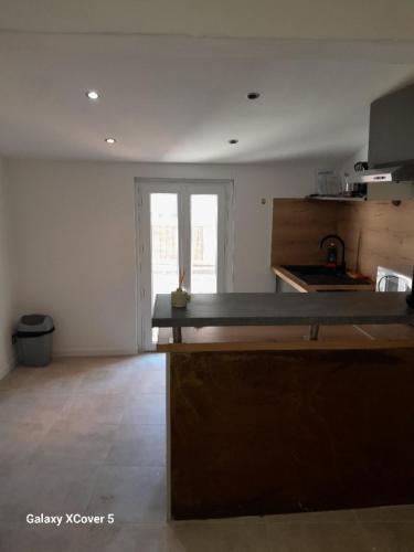 - une cuisine avec un comptoir au milieu d'une pièce dans l'établissement Appartement T2 - Sète centre ville - A deux pas des Halles, à Sète