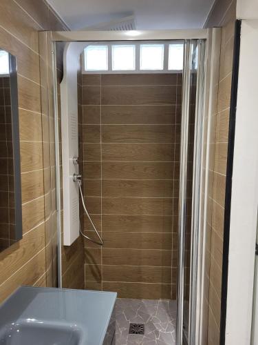 une salle de bain avec douche et lavabo dans l'établissement Appartement T2 - Sète centre ville - A deux pas des Halles, à Sète