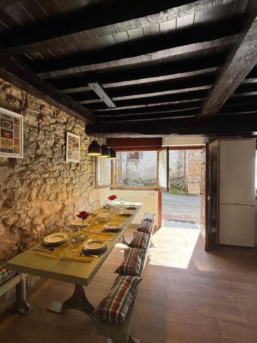 a dining room with a long table and chairs at Casona el mirador de toporias in Toporías