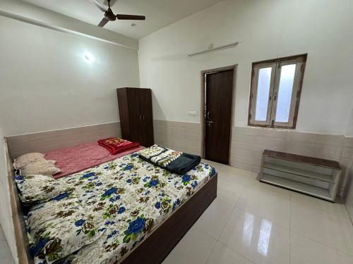Una cama o camas en una habitación de Radhey Radhey Seva Sadan