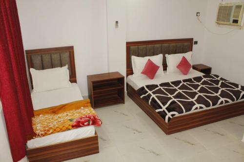 Postel nebo postele na pokoji v ubytování Hotel Hare Krishna Vrindavan
