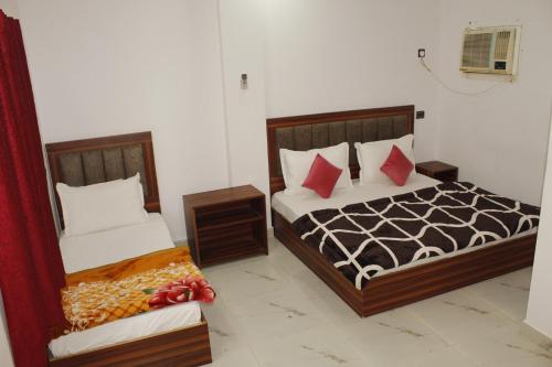 Postel nebo postele na pokoji v ubytování Hotel Hare Krishna Vrindavan
