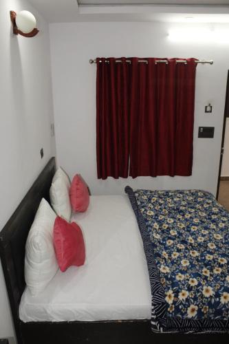 Postel nebo postele na pokoji v ubytování Hotel Hare Krishna Vrindavan