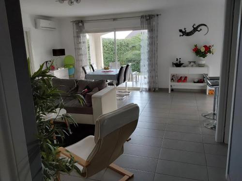 un salon avec un canapé et une table dans l'établissement Ville en Corse sur la Côte Est, à Santa-Maria-Poggio