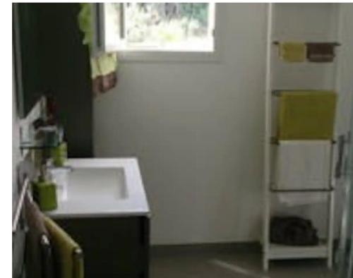 une cuisine avec un évier et une fenêtre dans l'établissement Ville en Corse sur la Côte Est, à Santa-Maria-Poggio