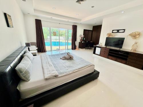 Ένα ή περισσότερα κρεβάτια σε δωμάτιο στο Chuan SeaFront Villa Rawai Phuket