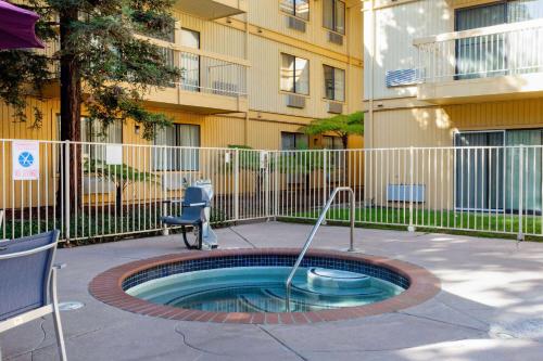 a small pool in the middle of a courtyard at La Quinta by Wyndham Oakland - Hayward in Hayward
