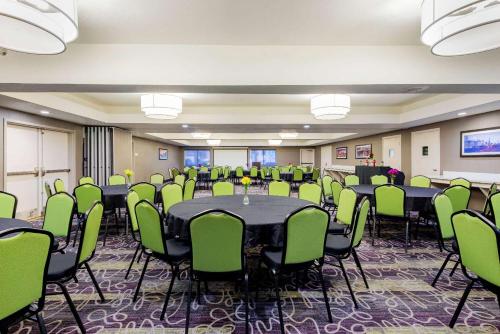 a conference room with black tables and green chairs at La Quinta by Wyndham Oakland - Hayward in Hayward