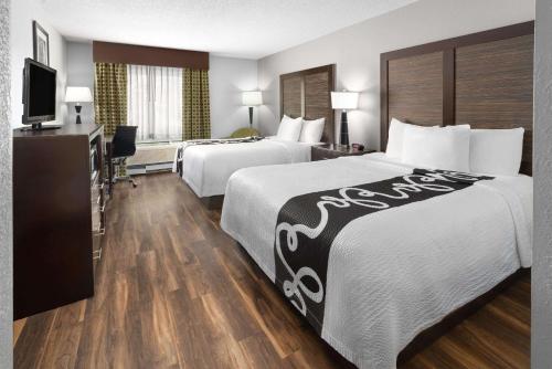 Кровать или кровати в номере La Quinta Inn by Wyndham Buffalo Airport