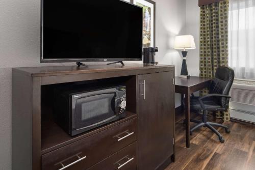 Телевизор и/или развлекательный центр в La Quinta Inn by Wyndham Buffalo Airport