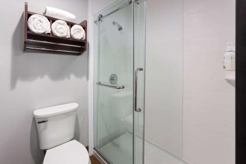 Ванная комната в La Quinta Inn by Wyndham Buffalo Airport