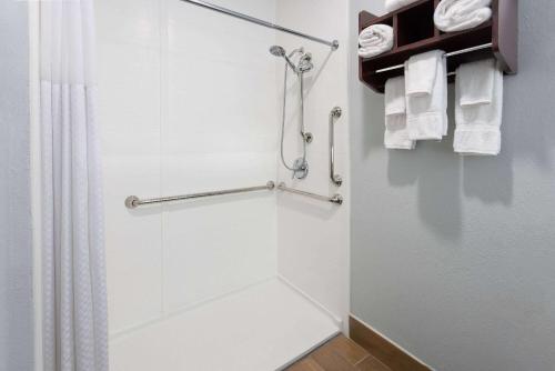 Ванная комната в La Quinta Inn by Wyndham Buffalo Airport