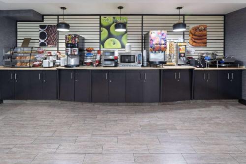 Кухня или мини-кухня в La Quinta Inn by Wyndham Buffalo Airport
