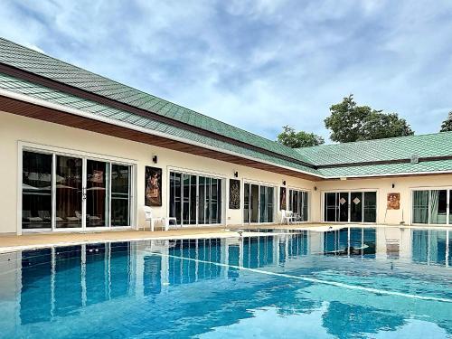 Πισίνα στο ή κοντά στο Chuan SeaFront Villa Rawai Phuket