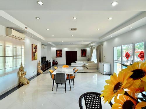 Χώρος καθιστικού στο Chuan SeaFront Villa Rawai Phuket
