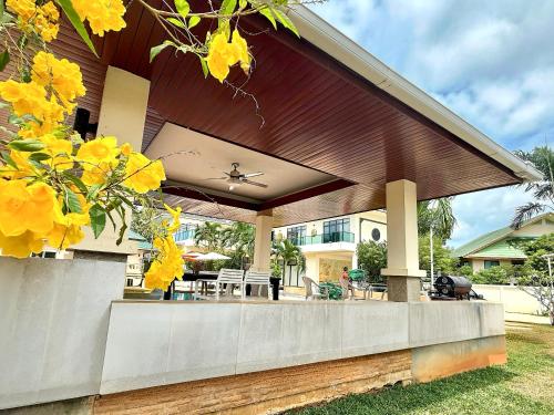 Κήπος έξω από το Chuan SeaFront Villa Rawai Phuket