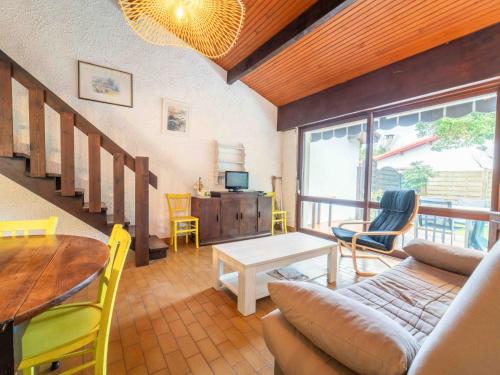 un salon avec un canapé et une table dans l'établissement Maisonnette à Mimizan Plage, 6 Pers, Proche Océan, Parking Inclus - FR-1-50-167, à Mimizan