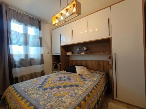 une chambre avec un lit avec une couette dessus dans l'établissement Coquet T2 climatisé - Idéal vacances à Cap Coudalère - FR-1-799-52, au Barcarès