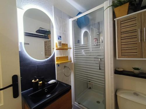 une salle de bain avec un lavabo et une douche avec un miroir dans l'établissement Coquet T2 climatisé - Idéal vacances à Cap Coudalère - FR-1-799-52, au Barcarès